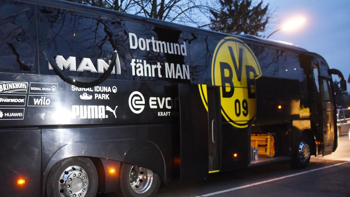 Así quedó el bus del Dortmund tras la explosión que dejó herido a Marc Bartra