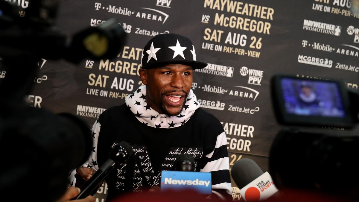 Floyd Mayweather Took a Page Out of McGregor's Style Playbook on their Last  Press Tour Stop