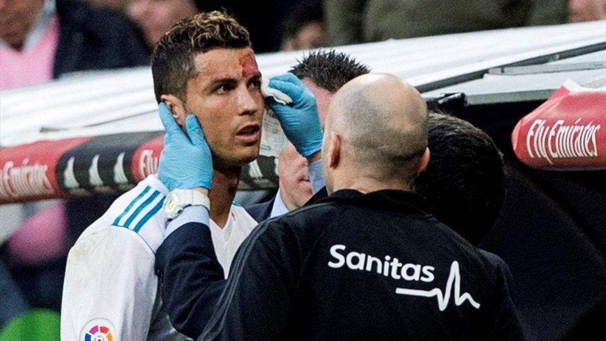 Así fue la imagen del año de Cristiano: Marca gol, herida con sangre y se mira la cara en el móvil