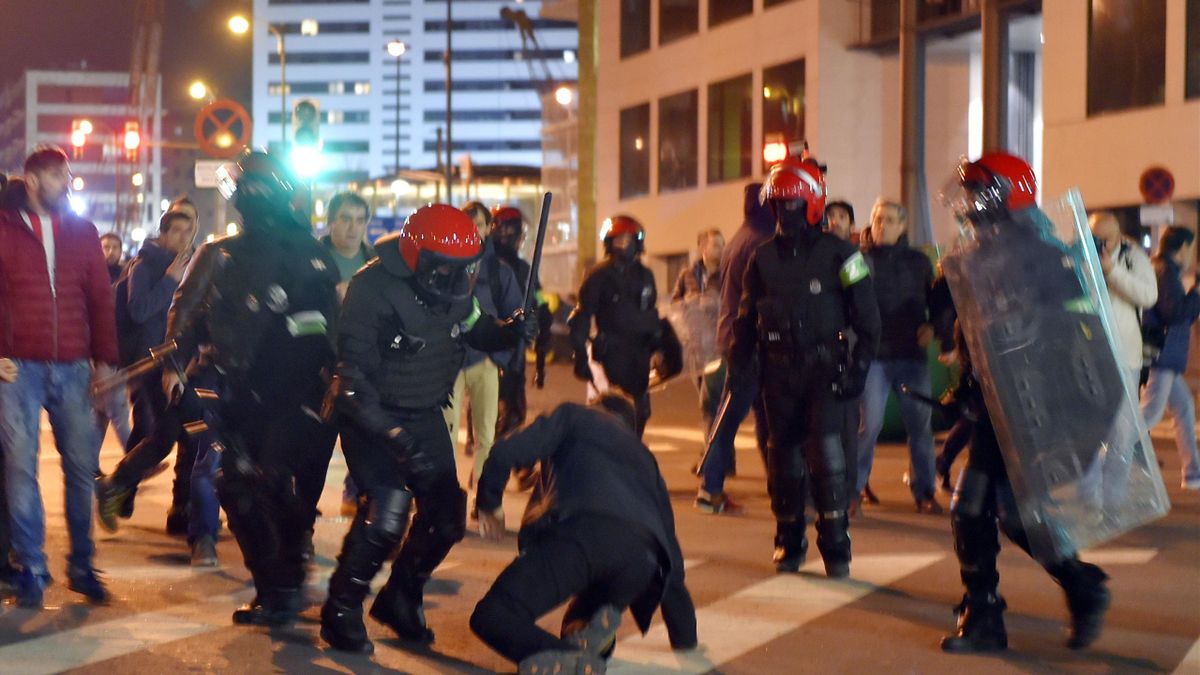 Fotogalería: Duros enfrentamientos entre ultras de Athletic y Spartak