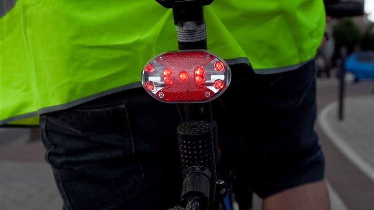 Usar luces parpadeantes en tu bici es motivo de multa: la última polémica  de la DGT