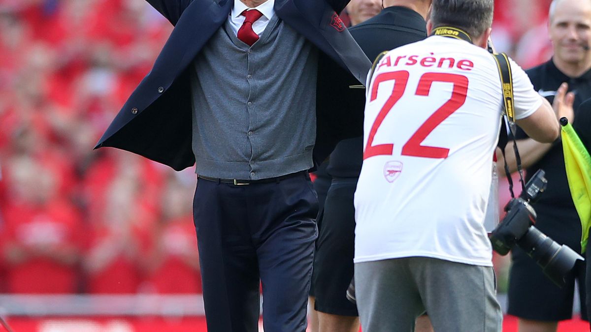 Arsenal Award Departing Manager Arsene Wenger Golden Invincibles Trophy Eurosport