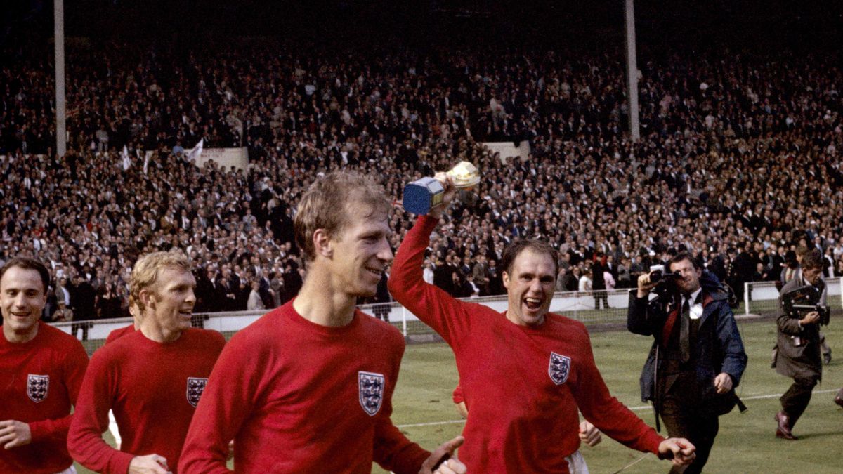 Ray Wilson, right, won the World Cup with England in 1966 (PA)