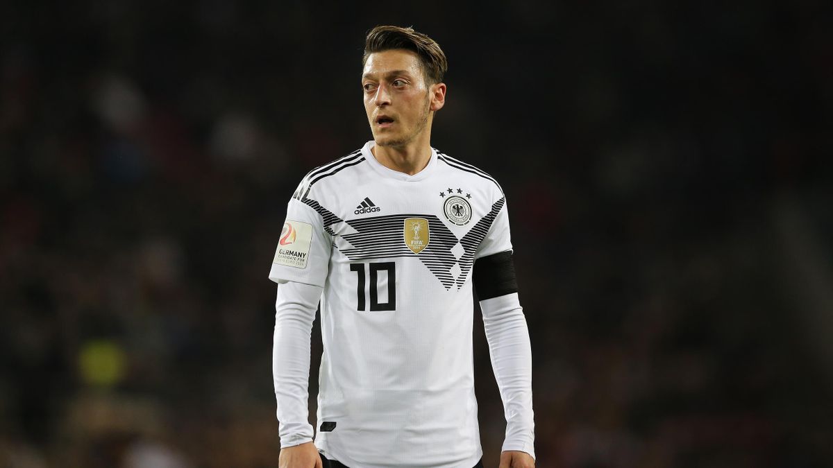 Oliver Bierhoff Versucht Seinen Fehler Mit Mesut Ozil Zu Korrigieren Eurosport Mit seinen worten über mesut özil könnte oliver bierhoff eine fatale signalwirkung entfachen.