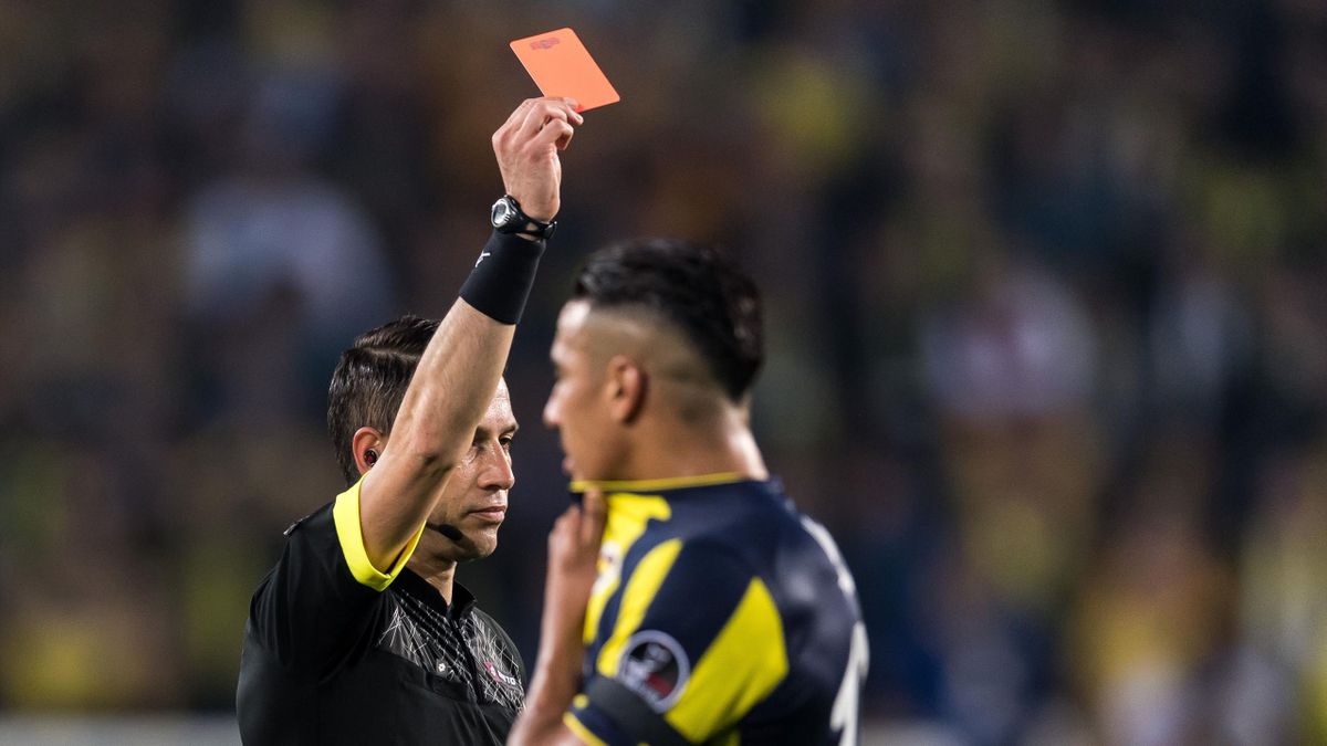 In Inghilterra un arbitro ha tirato fuori un cartellino rosso tondo: ecco  perché - la Repubblica