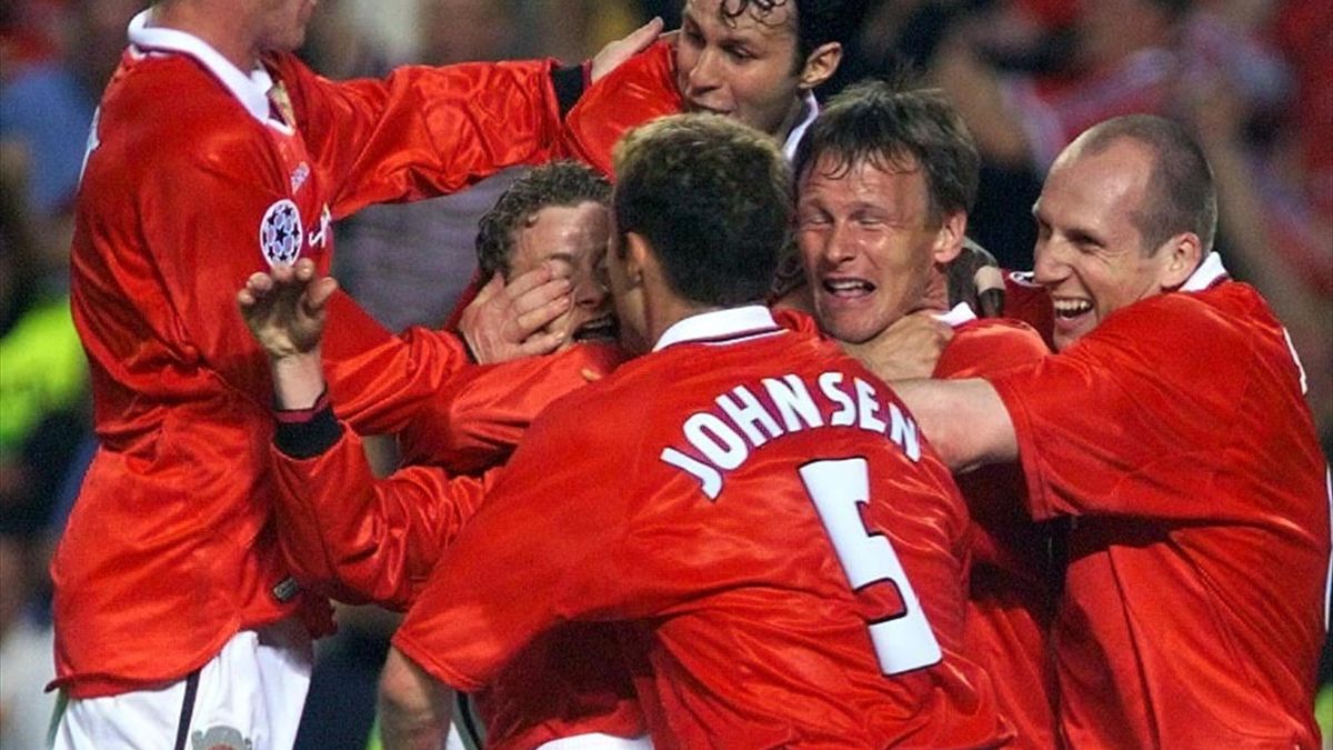 Manchester United celebrate Ole Gunnar Solskjaer's late winner against Bayern Munich in the 1999 Champions League final