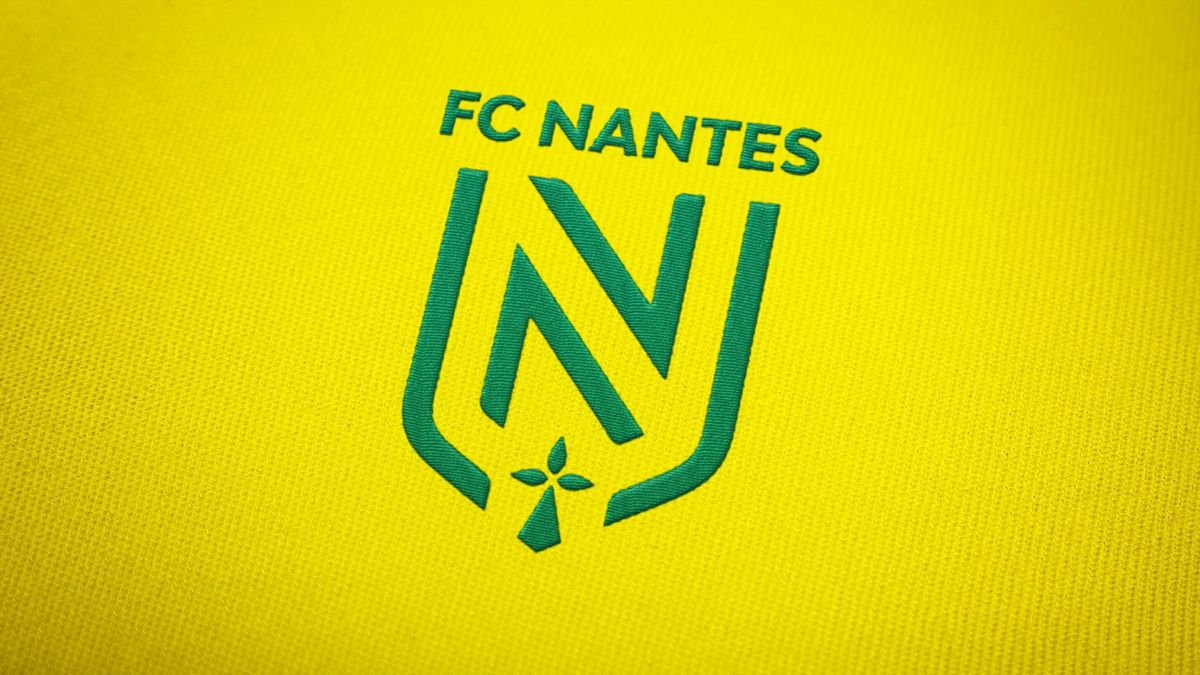 Les supporters du FC Nantes mécontents du nouveau maillot et du nouveau  logo - L'Équipe