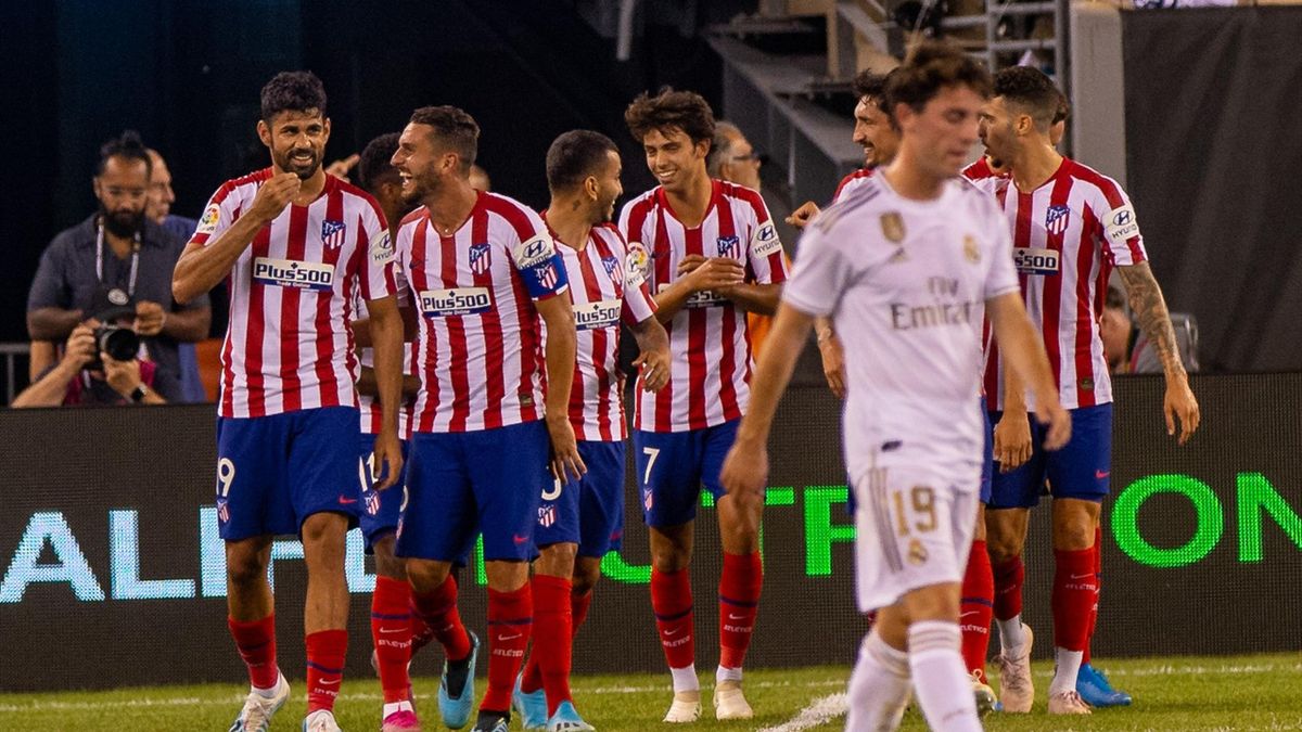El Atlético celebra uno de sus goles ante el Madrid