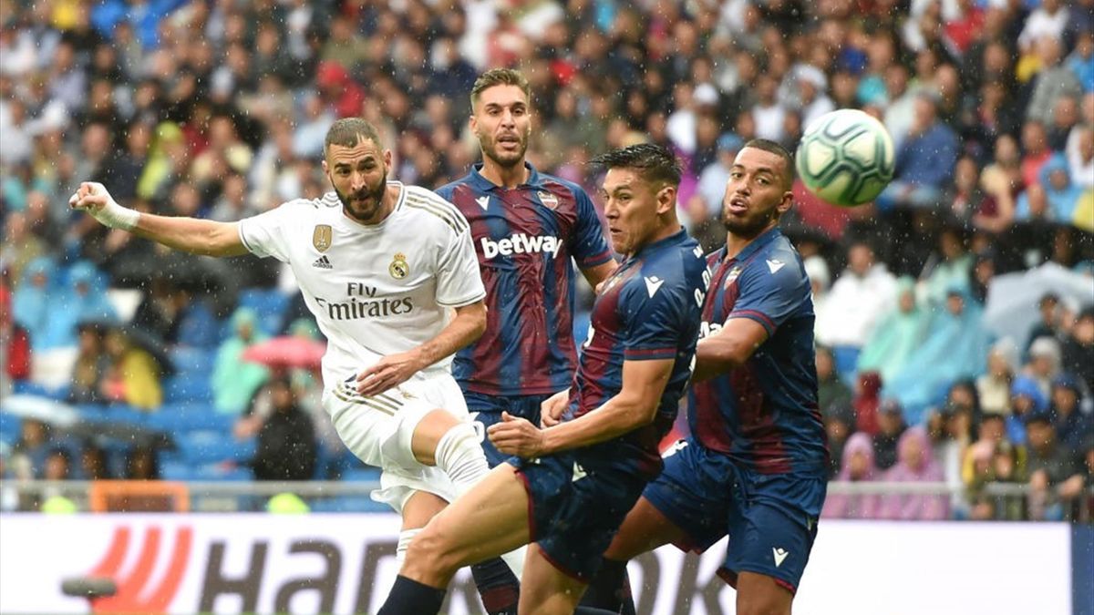 Benzema dispara a puerta en el Real Madrid-Levante