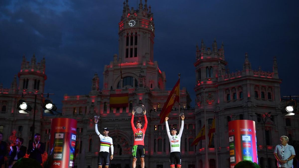 Fotogalería: La Cibeles se tiñe de rojo para el final de La Vuelta