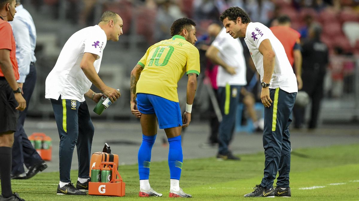 Neymar musste nach zwölf Minuten mit Schmerzen vom Platz