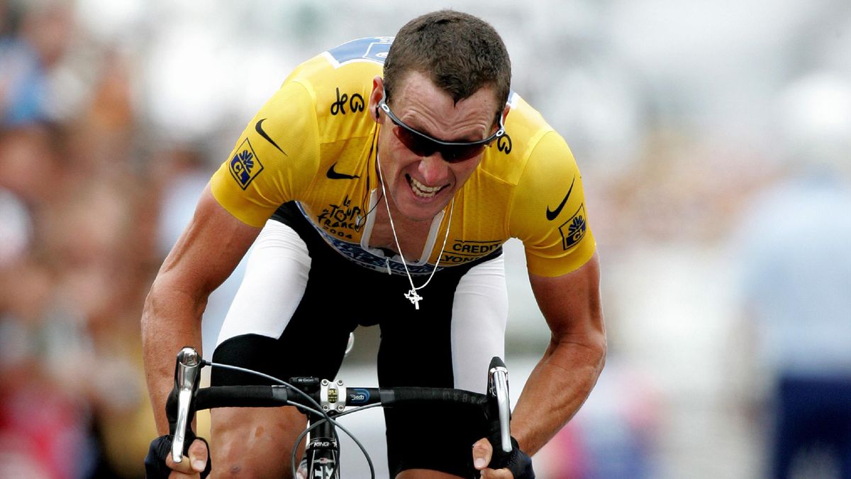 Lance Armstrong, pe legendara cățărare Alpe D'Huez, în 2004