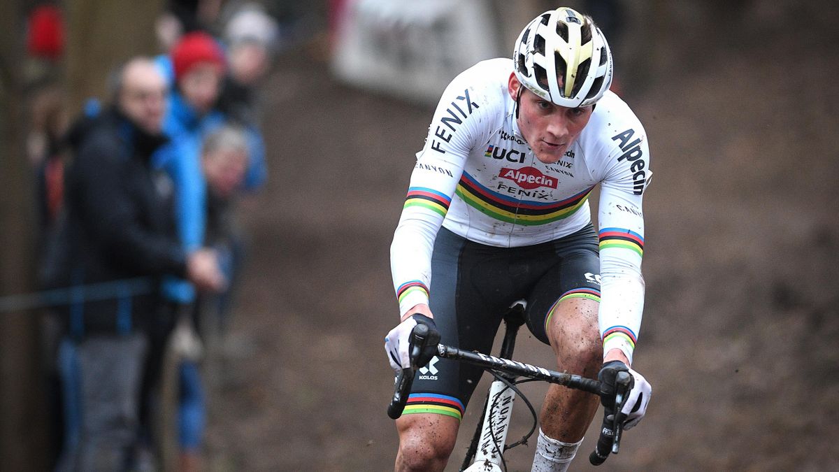 Cyclisme L equipe de Mathieu Van der Poel au depart du Paris Roubaix Eurosport
