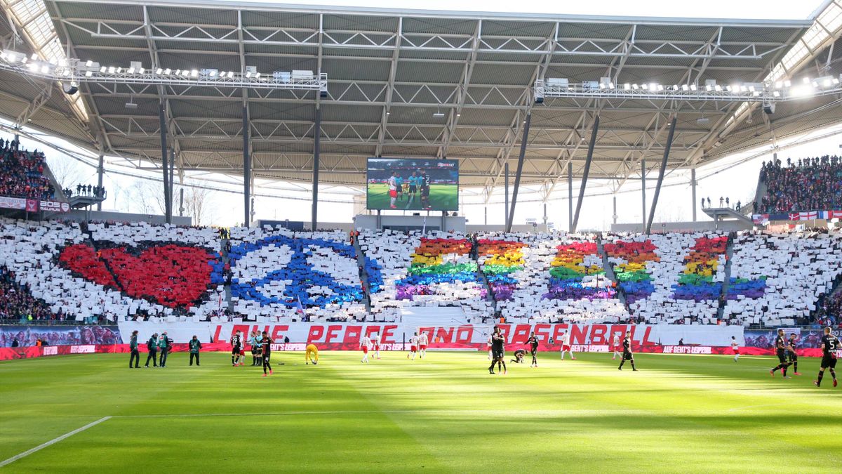 Bayer Leverkusen - RB Leipzig Fans setzen Zeichen für Vielfalt im Fußball 