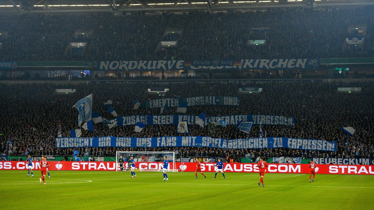 Schalke 04 - FC Bayern Fan-Protest auf Schalke Erstes Transparent nach einer Minute