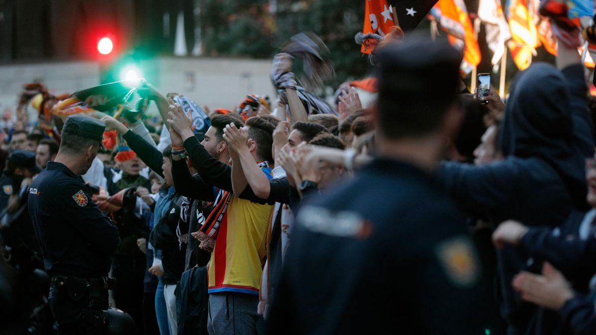 La afición del Valencia no teme al coronavirus y miles de fans reciben a su equipo en Mestalla