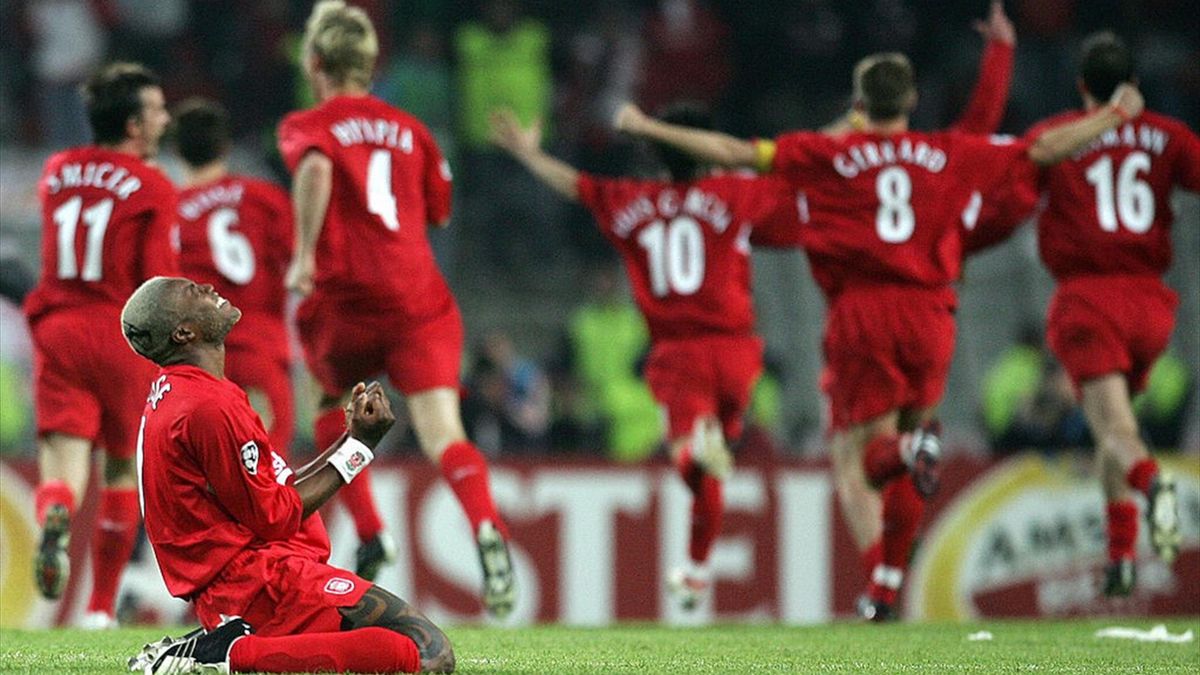 Jucătorii lui Liverpool după victoria în fața lui AC Milan din finala UEFA Champions League din 2005