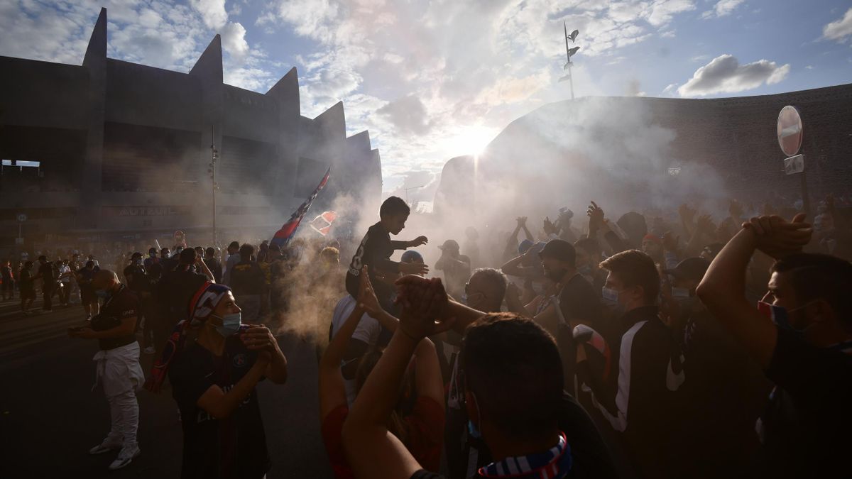 Thousands gather at Parc des Princes to watch PSG Bayern Munich