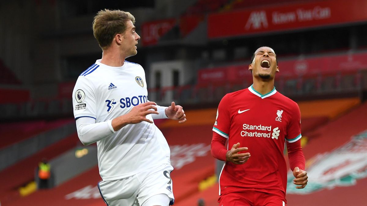 Patrick Bamford și Virgil van Dijk, în Liverpool - Leeds 4-3