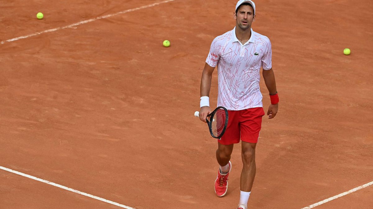 El Djokovic Mas Problematico Destroza Una Raqueta Discute Con Los Jueces Eurosport
