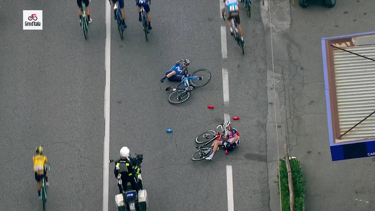Giro d'Italia | Pieter Weening hard onderuit over bidon -