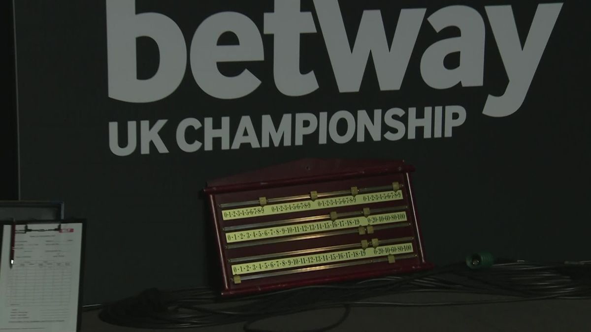 UK Championship snooker 2020 - Sums up 2020! - Digital scoreboard fails during Judd Trump match