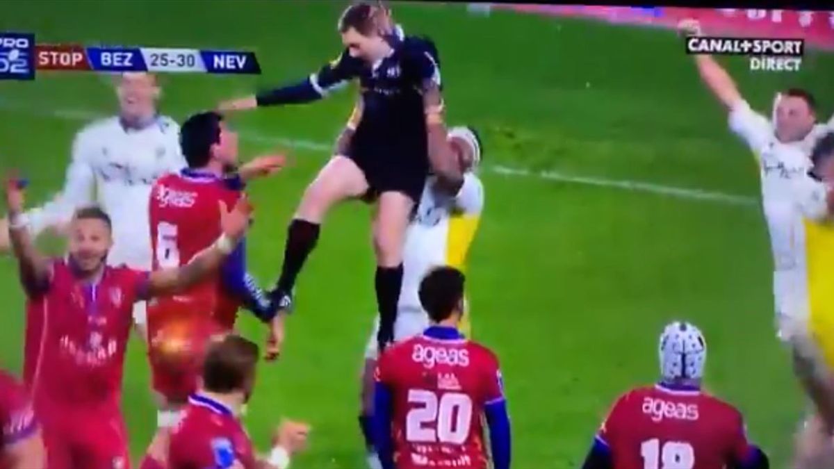 Rugby: giocatore solleva l'arbitro e viene espulso