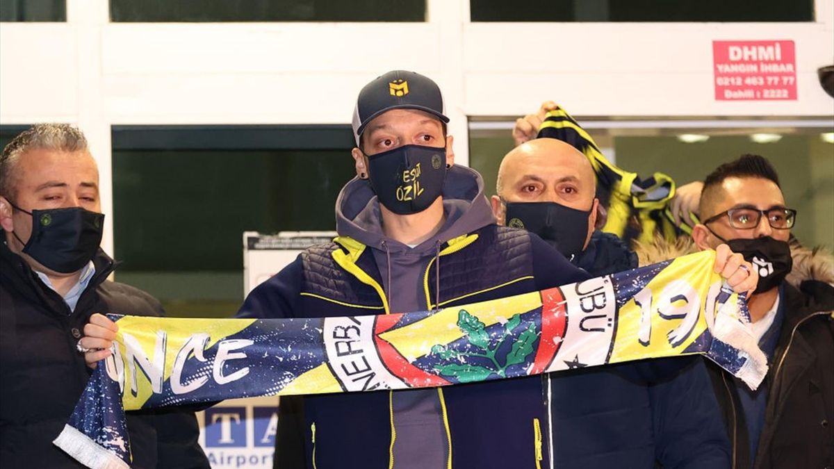 Ozil posa con la bufanda del Fenerbahçe