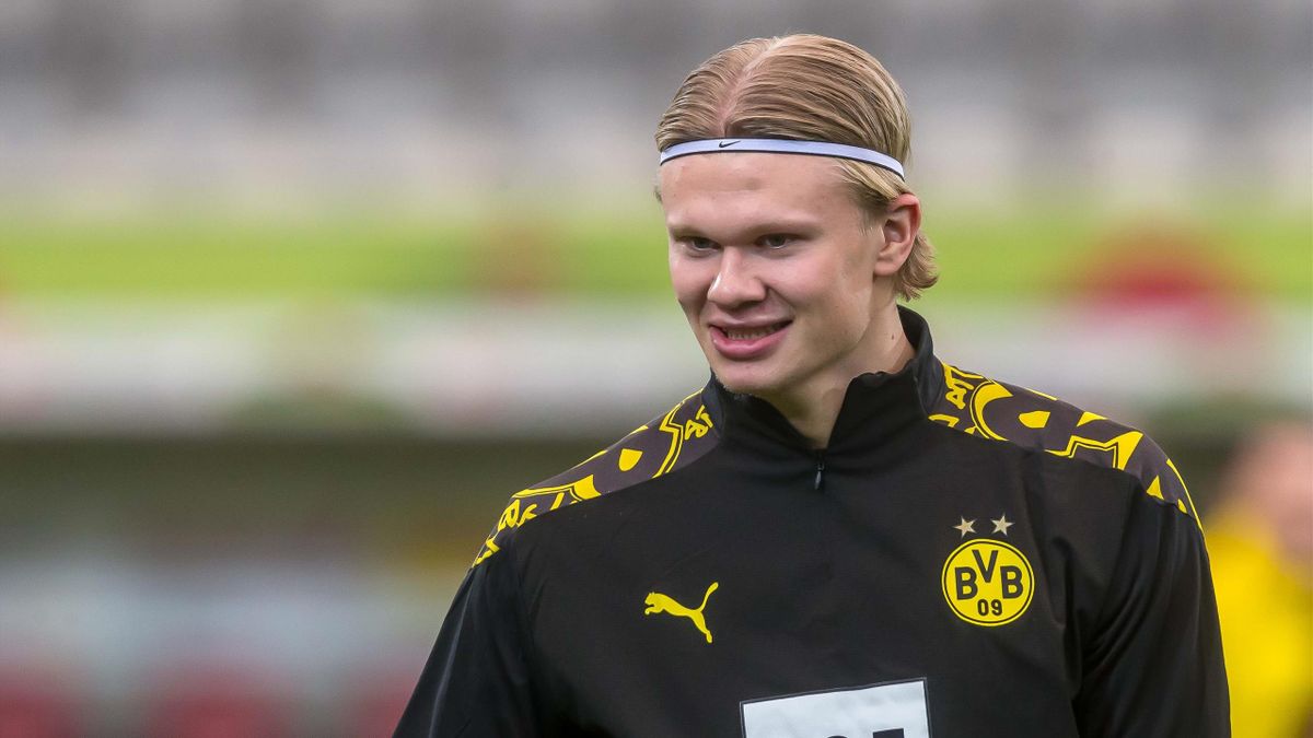 11 Male Soccer Stars Who Know How to Work a Headband