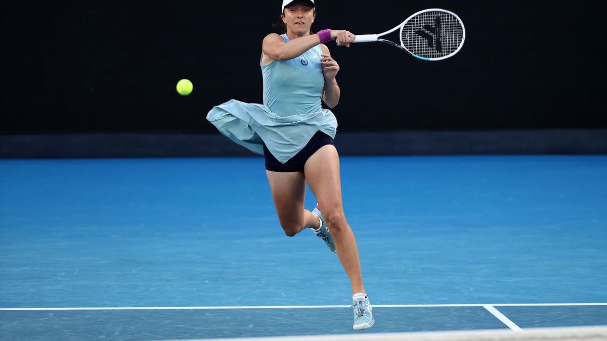 Australian Open 2021 - Simona Halep holds nerve to edge out Iga Swiatek in Melbourne classic