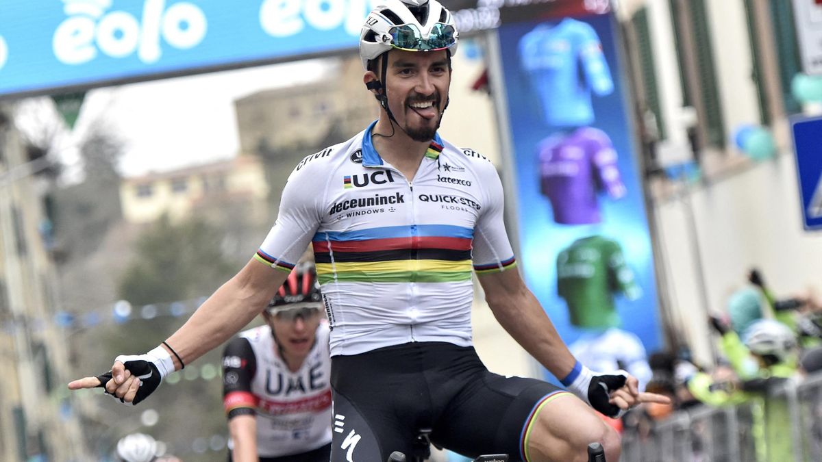 Julian Alaphilippe célèbre sa victoire sur Tirreno-Adriatico