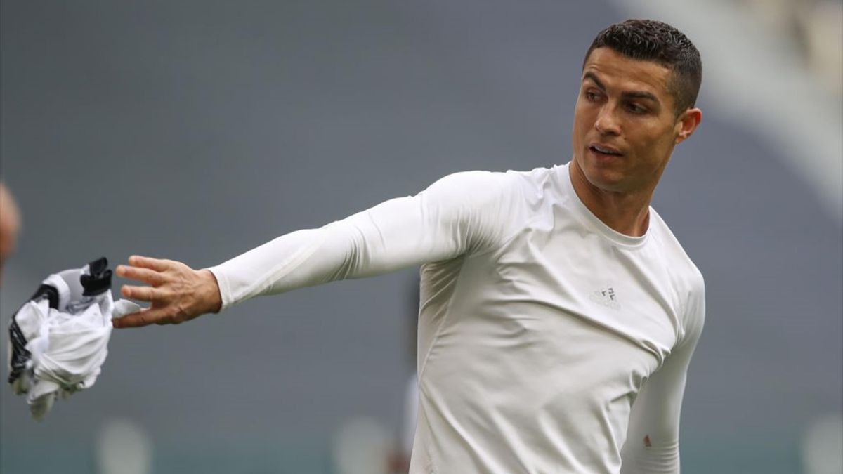 Juventus: Cristiano Ronaldo si leva la maglia e la getta a terra, voleva  darla a un raccattapalle? - Eurosport
