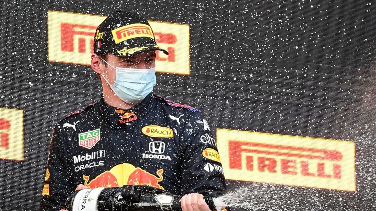 Verstappen celebrando la victoria en el podio