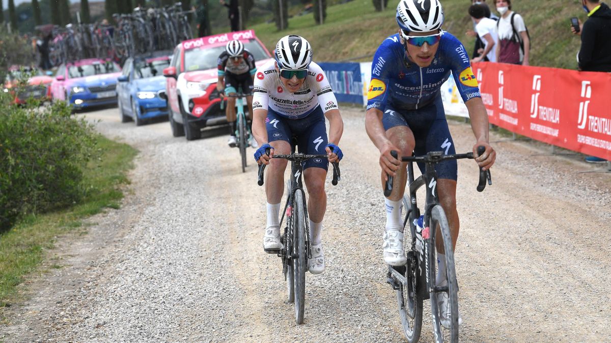 Remco Evenepoel y Joao Almeida, sufriendo en el sterrato de la 11ª etapa del Giro de Italia 2021