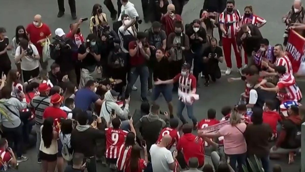 Premier League Manchester City Sturmer Sergio Aguero Knackt Wayne Rooneys Torrekord Pep In Tranen Eurosport