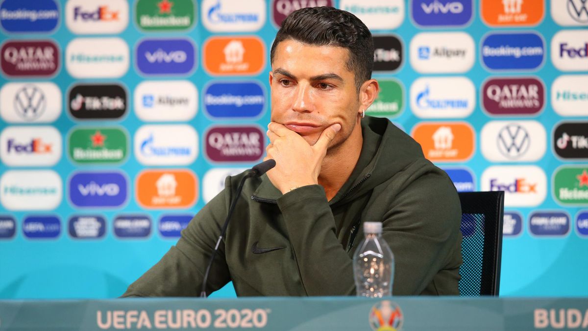 Em Ikea Schaltet Sich In Cristiano Ronaldos Streit Mit Coca Cola Ein Wasserflasche Fur Den Superstar Aus Portugal Eurosport
