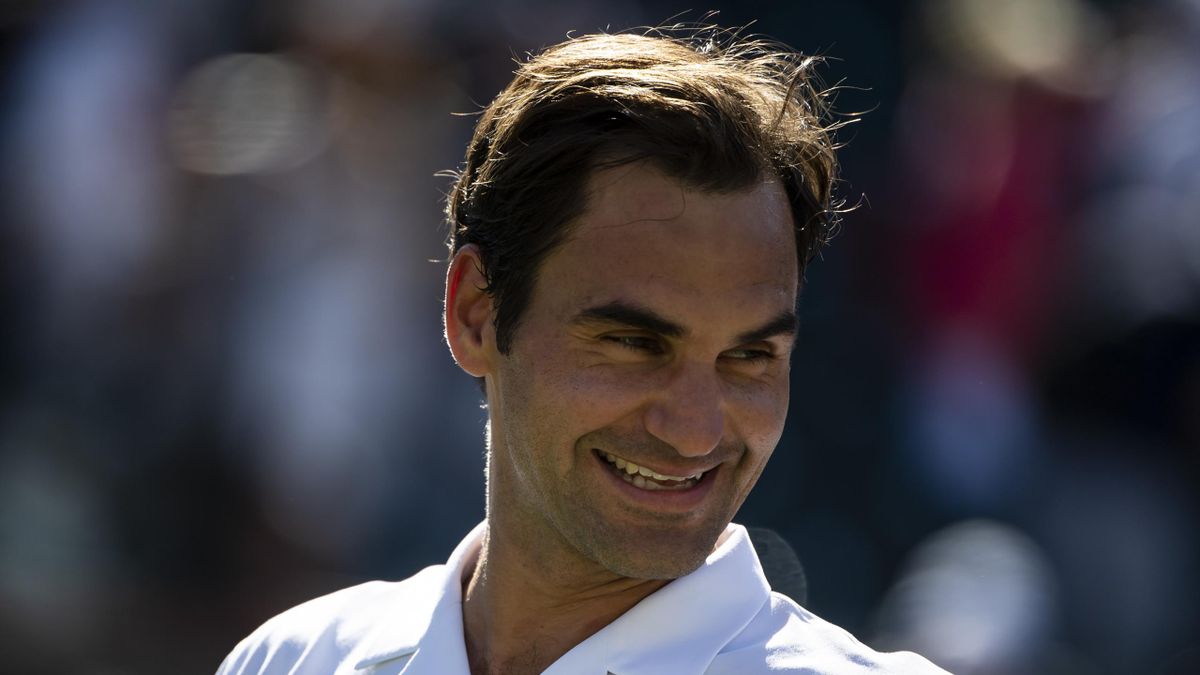 Roger Federer sonríe durante un partido
