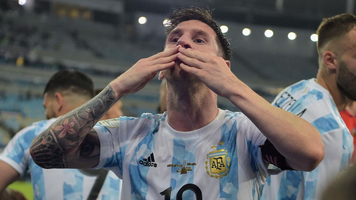 Reports: Lionel Messi set to stay at PSG for another season after World Cup  win - Yahoo Sports