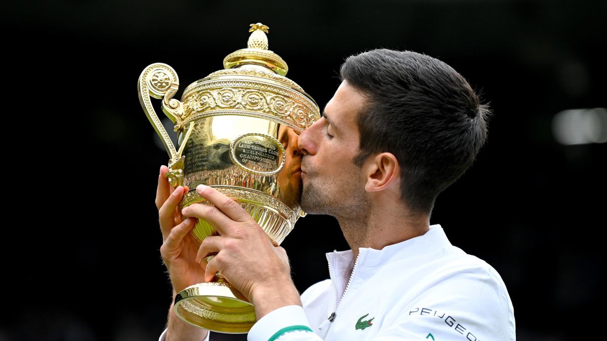 Novak Djokovic levantando su vigésimo Grand Slam en Wimbledon 2021