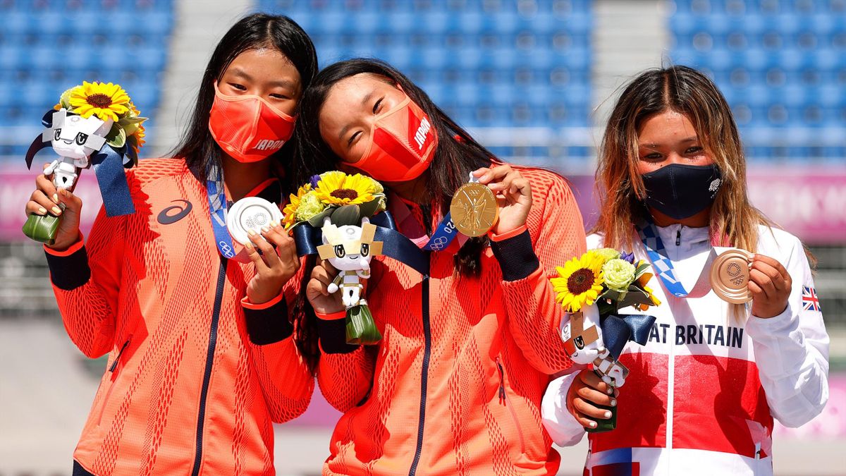 Sakura Yosozumi (au centre) est devenue la première championne olympique de park, en devançant Kokona Hiraki (à gauche) et Sky Brown (à droite).
