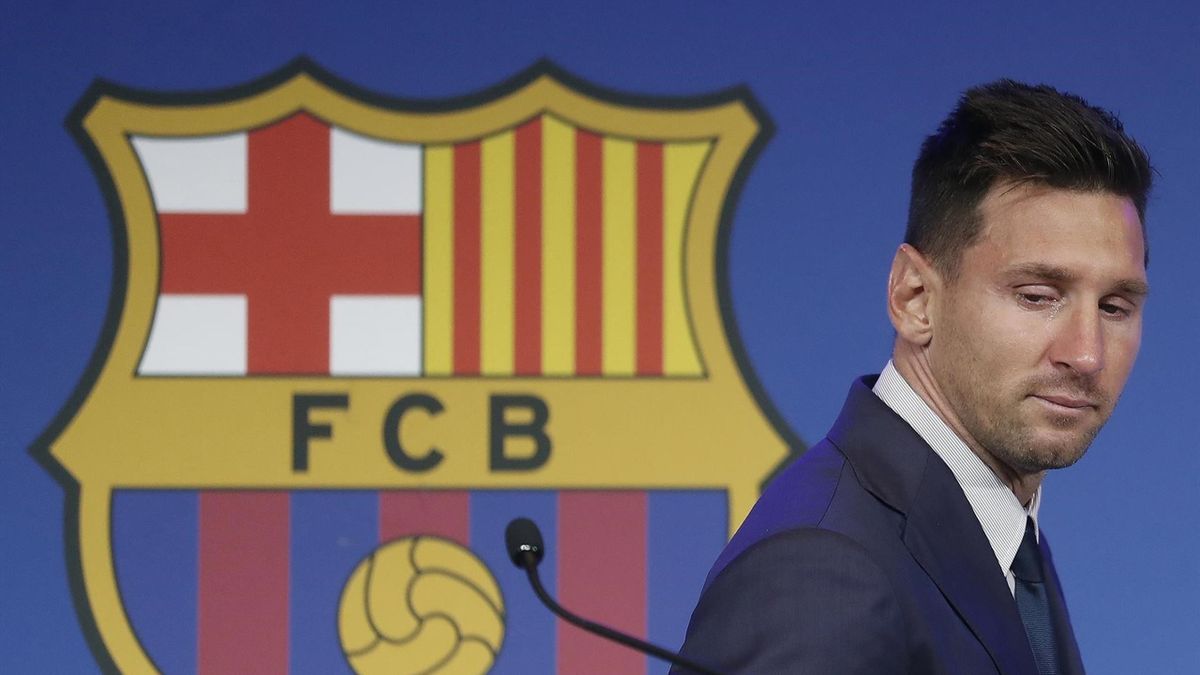 Messi, con lágrimas mirando a la nada en la rueda de prensa