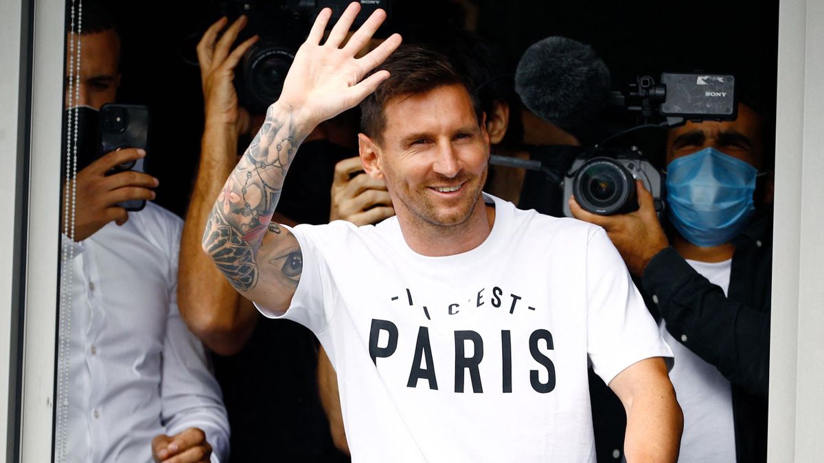 Messi saludando a los aficionados del PSG