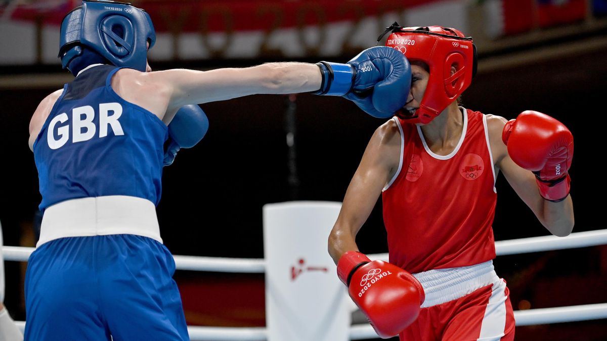 Rabab Cheddar (R) of Morocco exchanges punches with Charley Sian Davison of Great Britain during the Women's Fly (48-51kg) on day two of the Tokyo 2020 Olympic Games at Kokugikan Arena on July 25, 2021 in Tokyo, Japan. | Boxing | ESP Player Feature