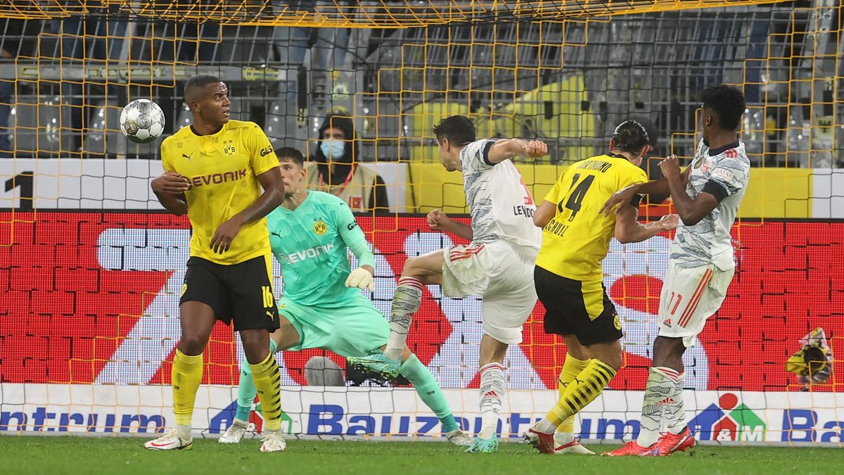 Robert Lewandowski marca ante el Dortmund en la final de la Supecopa