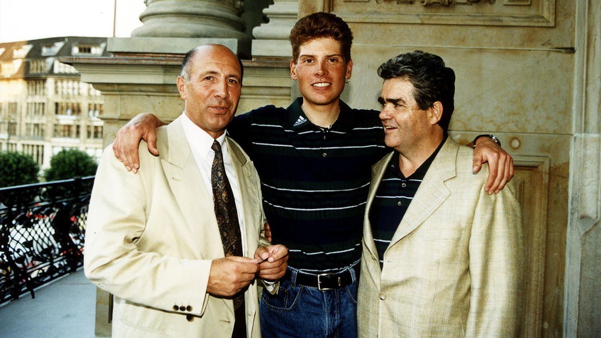 Jan Ullrich 1997 mit seinem Manager Wolfgang Strohband (l.) und Trainer Peter Becker (r.)