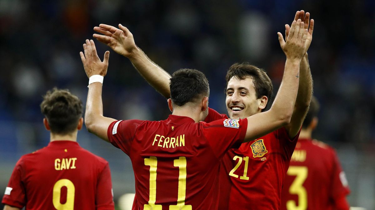 Ferran Torres y Oyarzabal celebran un gol en el España-Italia