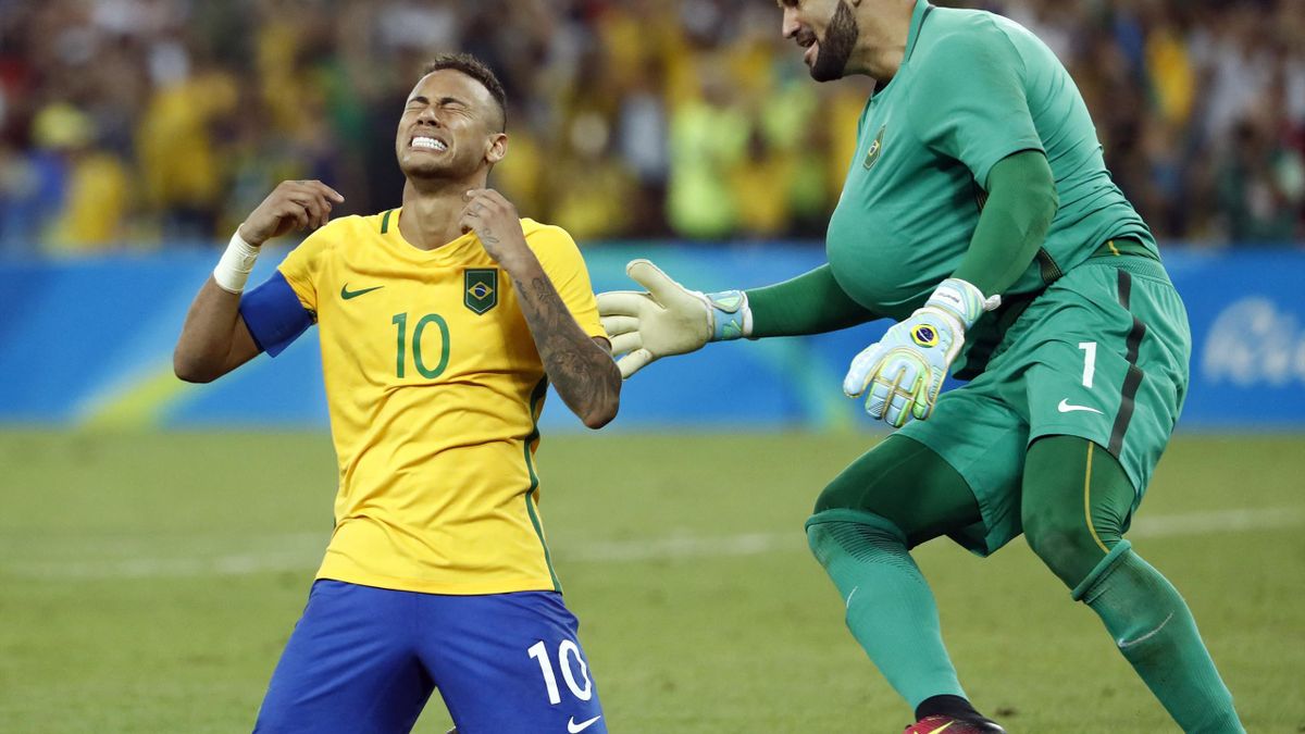 Neymar (L) celebrates scoring the winning goal with Brazil's goalkeeper Weverton Pereira da Silva during the penalty shoot-out of the Rio 2016 Olympic Games