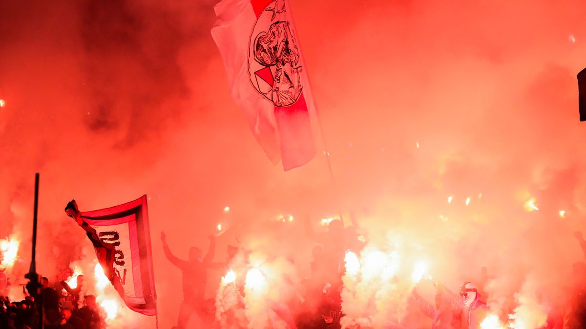 Ajax-Fans zünden und greifen Polizei an