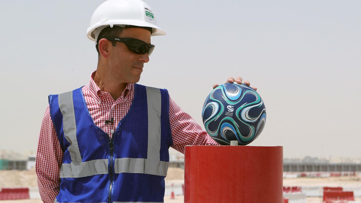 Épülnek a stadionok Katarban
