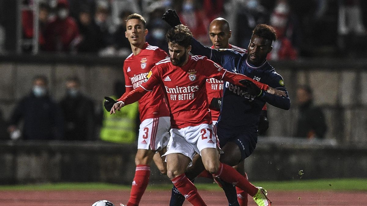 El Benfica gana 0-7 al descanso a Belenenses, que juega con nueve desde el inicio